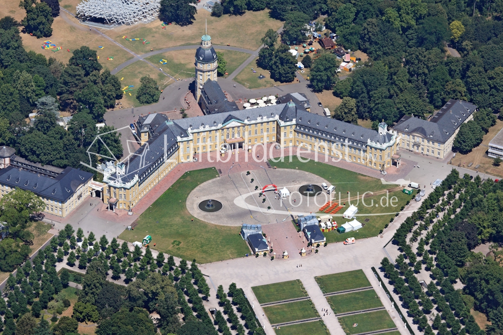 15k2_9862 10.07.2015 Luftbild Schloss Karlsruhe